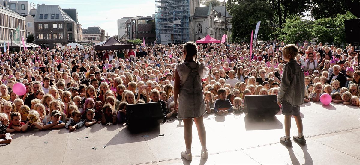 2022-kristiansand-forste-skoledagsfest-torvet-scene-josefine-og-oskar