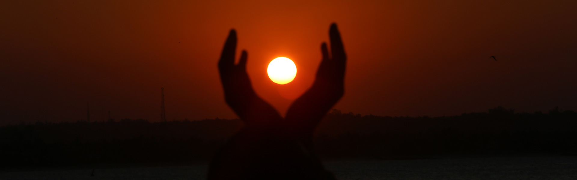 tanzania-sunset-hands-photo_mohammed_abdu